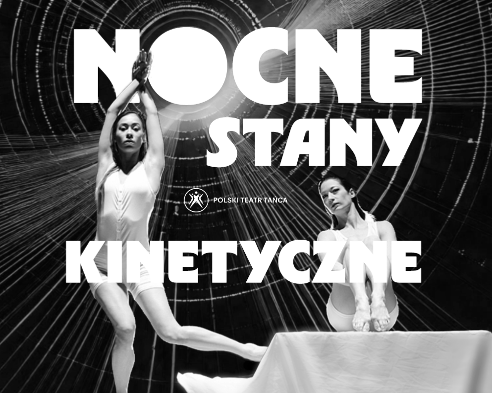 na ciemnym tle dwie tancerki w białych strojach, jedna z nich po prawej stronie siedzi na podłodze, druga, z lewej strony stoi z rękoma wyciągniętymi do góry. Na grafice biały gruby napis Nocne Stany kinetyczne oraz niewielki biały logotyp teatru.