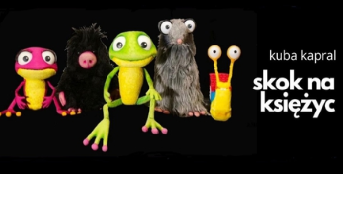 grafika przedstawiająca kolorowe pluszowe zwierzęta: dwie żaby, ślimaka, szczura i pająka; po prawej stronie tytuł i autor spektaklu