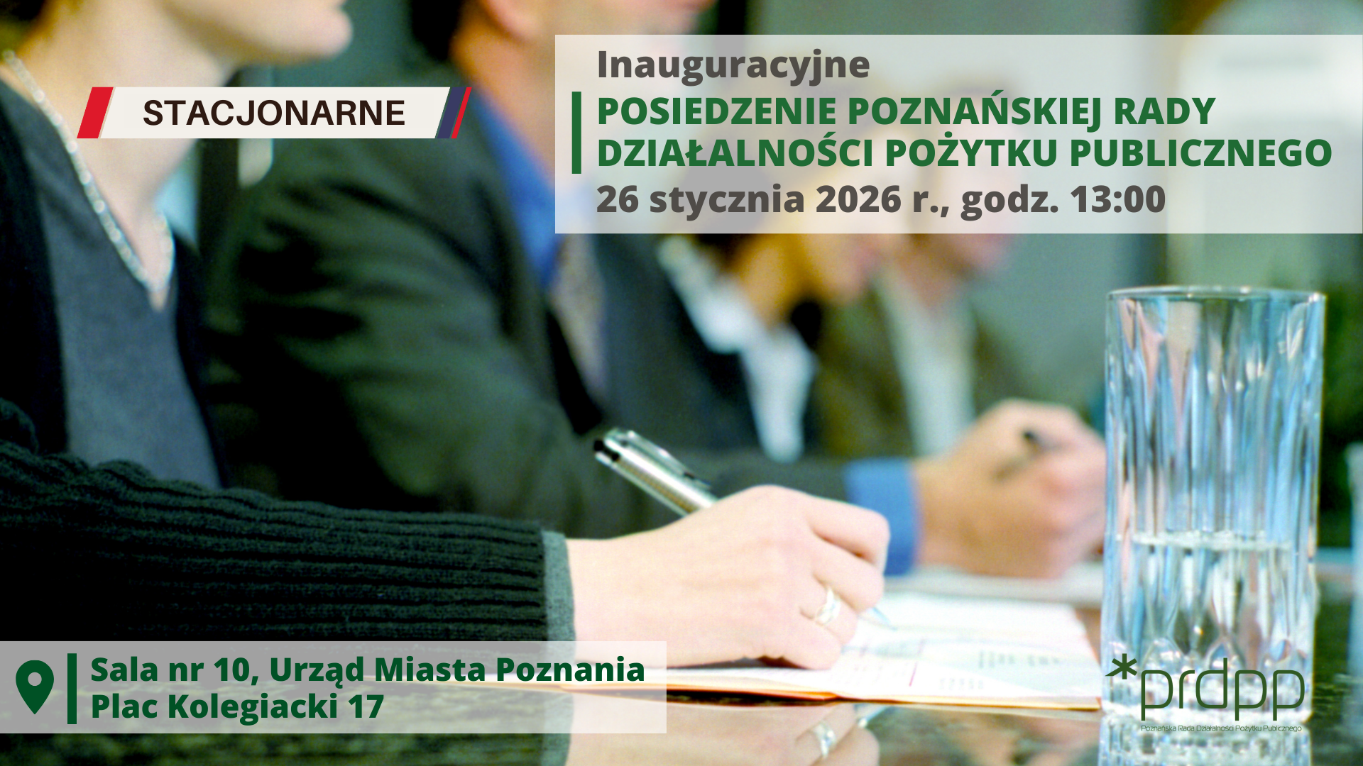 grafika informacyjna, na zdjęciu w tle, nieostre sylwetki osób siedzących przy stole, na przodzie informacje dotyczące terminu i miejsca posiedzenia, logotyp prdpp