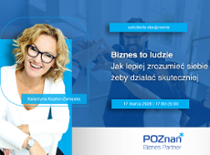 Grafika promocyjna szkolenia. W tle osoby w zespole podnoszą ręce do góry.