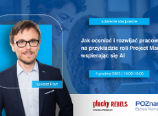 Grafika promująca szkolenie stacjonarne: "Jak oceniać i rozwijać pracownika na przykładzie roli Project Managera, wspierając się AI'. Po lewej stronie znajduje się zdjęcie prowadzącego, Łukasza Filuta, w granatowej marynarce i okularach. Po prawej widoczny jest tytuł szkolenia oraz data: 4 grudnia 2025, godz. 10:00-13:00. Na dole umieszczone są logotypy plucky REBELS House of Product oraz Poznań Biznes Partner."