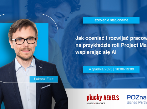 Grafika promująca szkolenie stacjonarne: "Jak oceniać i rozwijać pracownika na przykładzie roli Project Managera, wspierając się AI'. Po lewej stronie znajduje się zdjęcie prowadzącego, Łukasza Filuta, w granatowej marynarce i okularach. Po prawej widoczny jest tytuł szkolenia oraz data: 4 grudnia 2025, godz. 10:00-13:00. Na dole umieszczone są logotypy plucky REBELS House of Product oraz Poznań Biznes Partner."