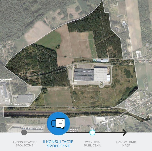 Grafika przedstawia ortofotomapę fragmentu miasta Poznanioa z nieniesioną białą granicą projektu planu miejscowego w Poznaniu. Wzdłuż ulic napis:Piaskowa, Janikowska. Na dole grafiki znajduje się oś czassu z wyróżnionym na niebiesko etapem projektu planu - II konsultacje społeczne