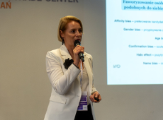 Grafika przedstawia wystąpienie prelegenta podczas konferencji