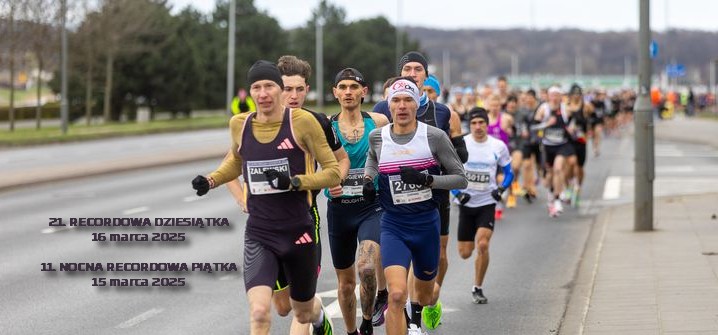Grafika Recordowej Dziesiątki, fot. Tomasz Szwajkowski - na pierwszym planie biegnący czołowi biegacze, a w tle wielu innych biegaczy pokonujących trasę po ulicy. W tle widać trybuny Toru Regatowego Malta. Z boku nazwa oraz termin biegu