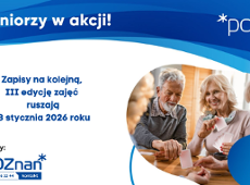 Grafika w kolorach białym i niebieskim przedstawia plakat promujący III edycję projektu Seniorzy w Akcji, na plakacie widoczni są również uśmiechnięci seniorzy grający w brydża