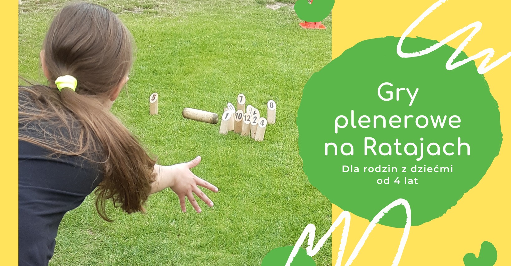 Plakat o grach plenerowych, na którym dziecko kuca na trawie a przed nim rozstawione sa drewniane klocki.