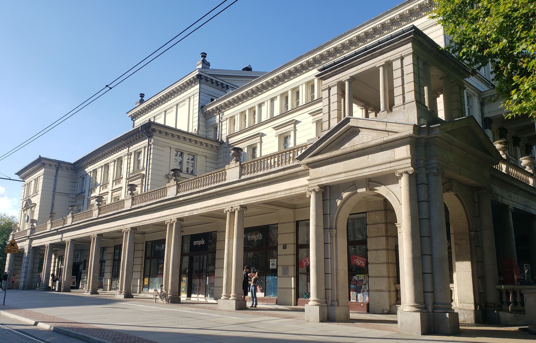 Historyczny, zabytkowy budynek z piaskowca.