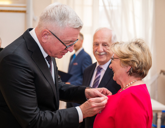 Jacek Jaśkowiak wręcza Medal za Długoletnie Pożycie Małżeńskie