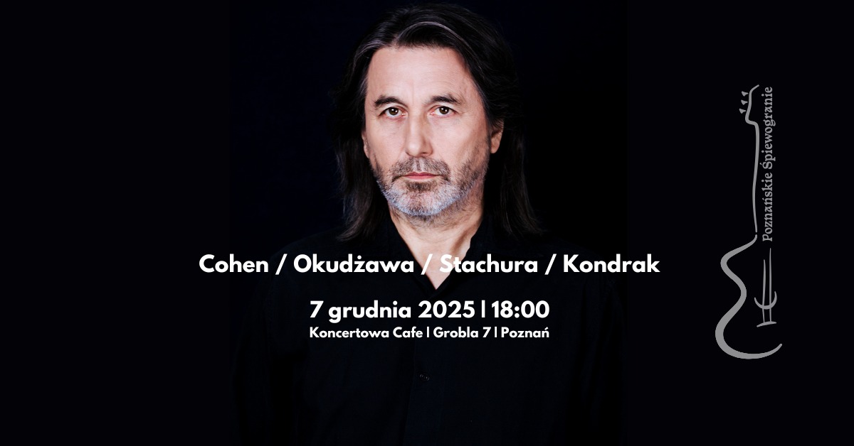 Zdjęcie ubranego na czarno mężczyzny, na ciemnym tle.