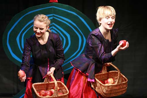dwie aktorki z koszykami pełnymi jabłek