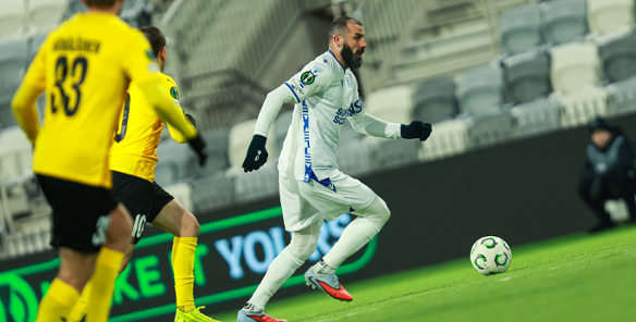 Kapitan Lecha Michael Ishak w walce z piłkarzami KuPS Kuopio