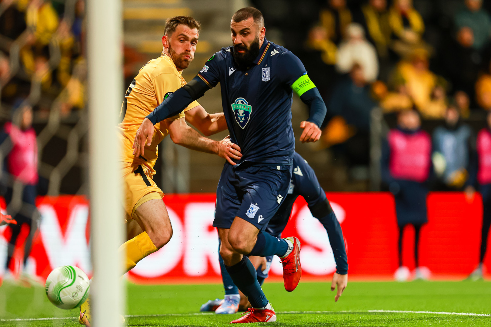 Kapitan Lecha Michael Ishak w walce z piłkarzem Bodø/Glimt