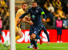 Kapitan Lecha Michael Ishak w walce z piłkarzem Bodø/Glimt