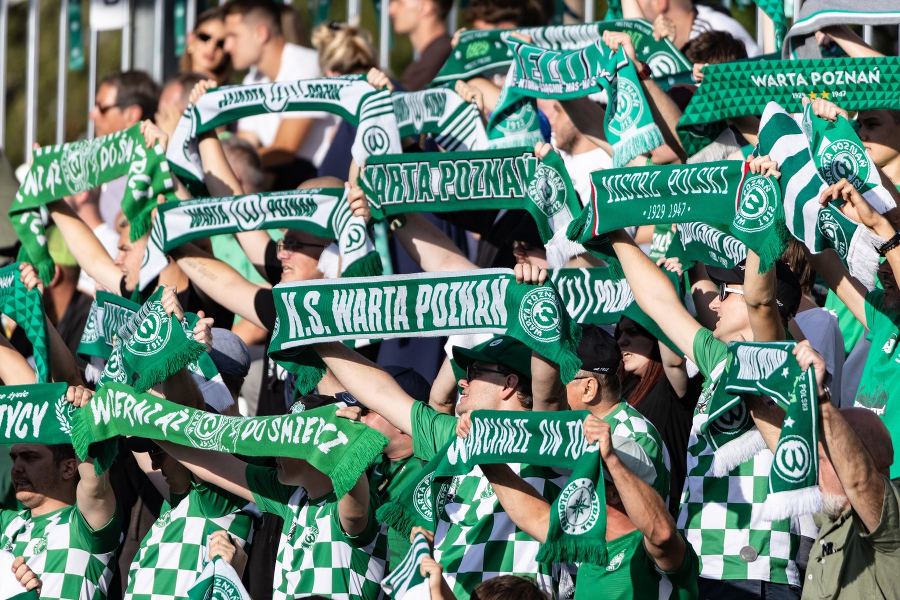 KIbice z szalikami Warty Poznań