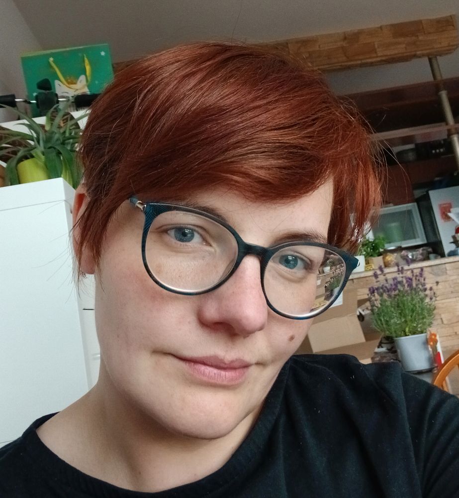 Kobieta w krótkiej fryzurze i okularach.