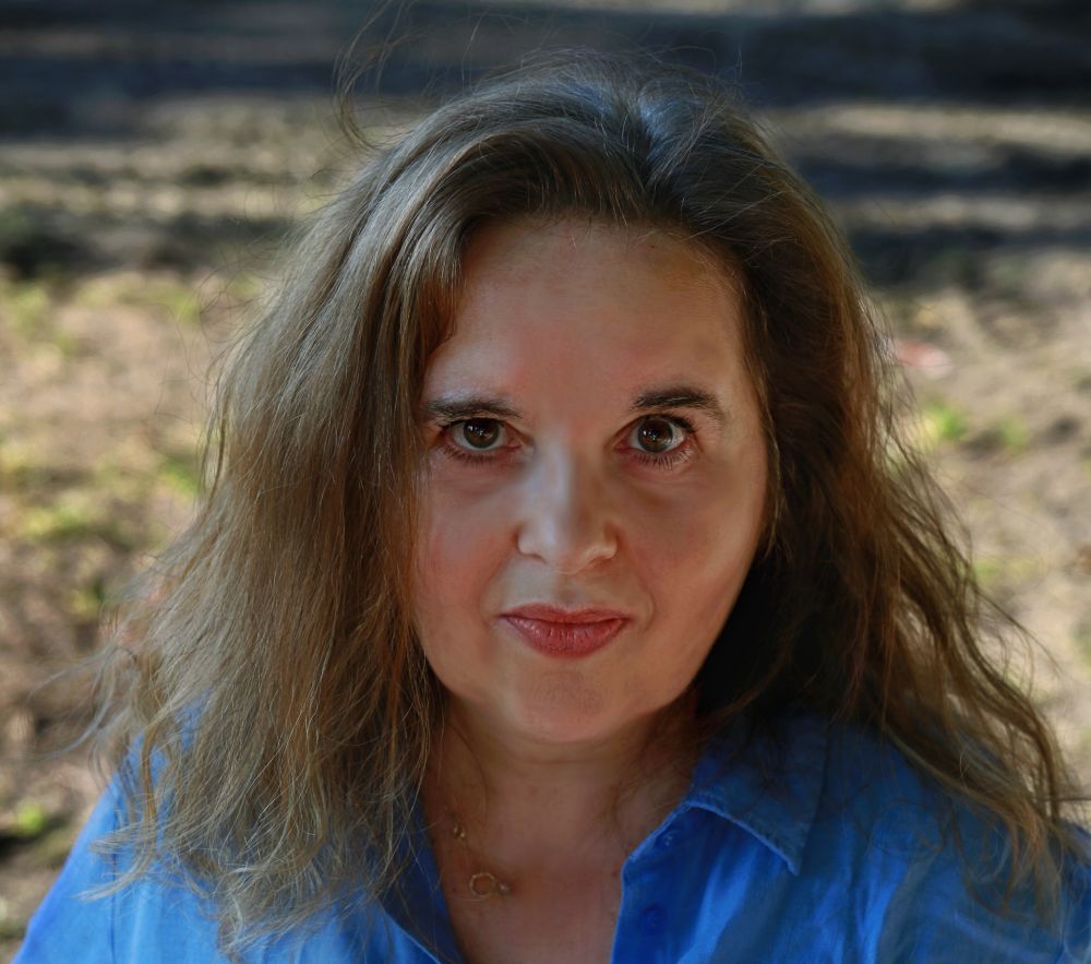 Kobieta w średnim wieku w rozpuszczonych włosach.