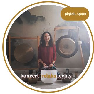 Kobieta gra na misach i gongach. Obok dwa gongi.