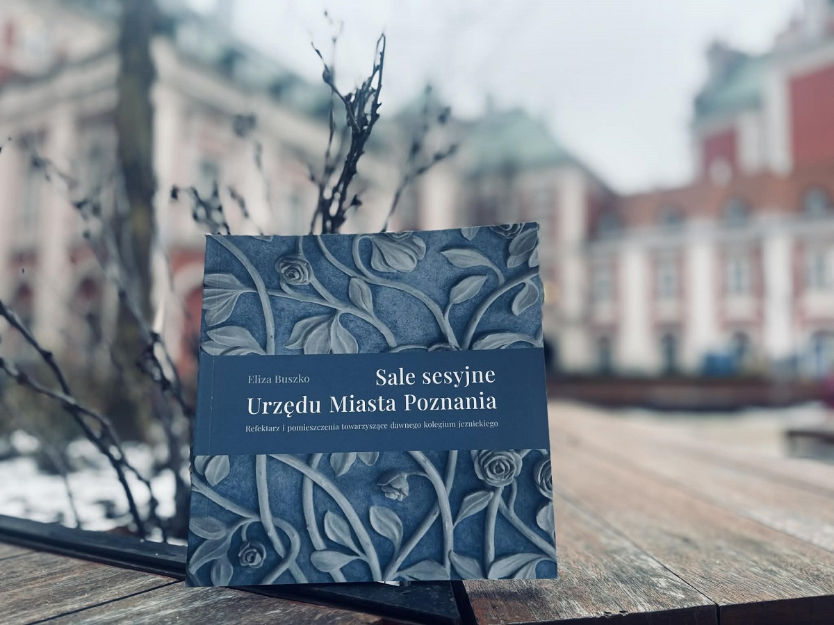książka widoczna okładka na tle gmachu Urzędu Miasta - grafika artykułu