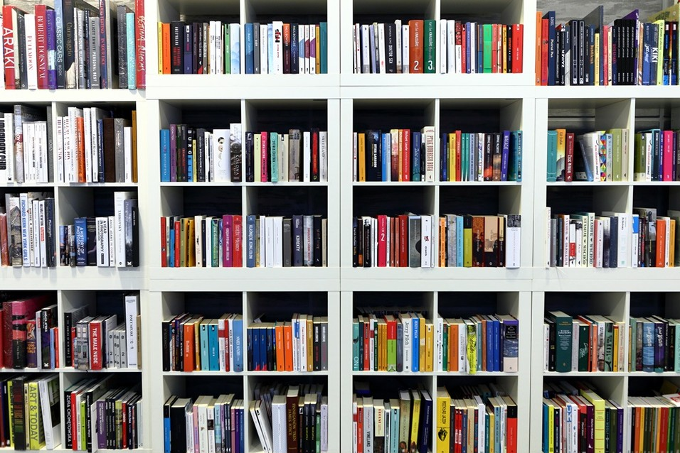 Regał wypełniony książkami.