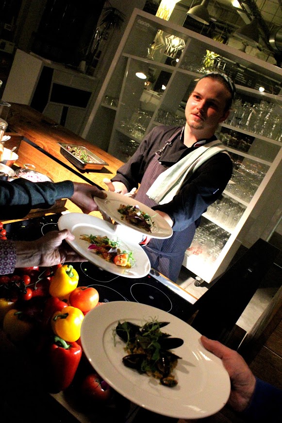 Kucharz i dania na talerzu