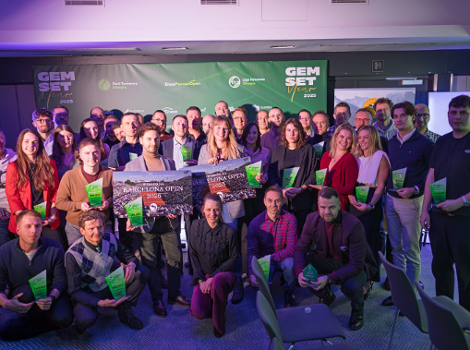 Laureaci letniej edycji Ligi Tenisowej Olimpia 2025, fot. Klaudia Berda - na tle ścianki stoi kilkadziesiąt osób, które trzymają statuetki