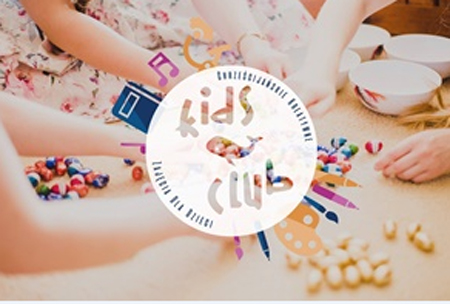 Przedramina na stole na stole, miceczki, kuleczki, nasionka wykorzystywane podczas warsztatów. Na srodku okragłe logo z napisem kids club.