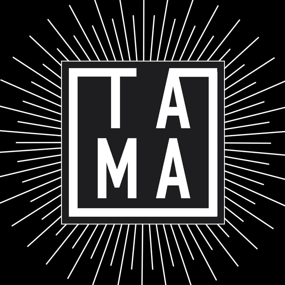 Na czarnym tle białe logo. W kwadracie napis "TA MA". Od kwadratu promieniście odchodzą białe linie.