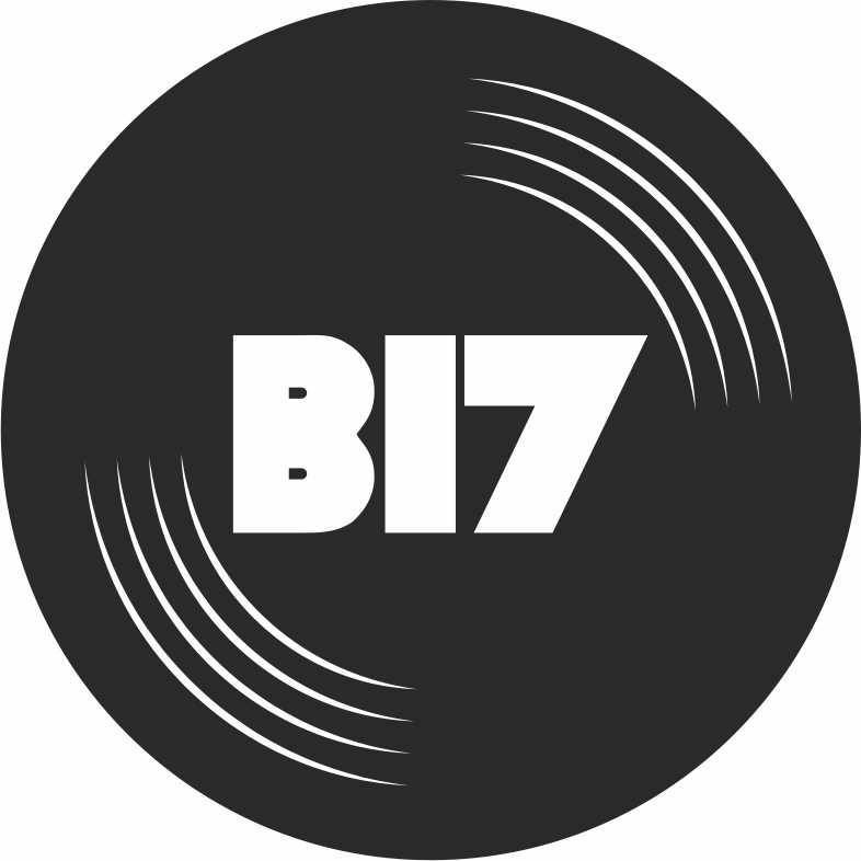 Na białym tle czarne koło imitujące płytę gramofonową. W jego środku biały napis "B 17".