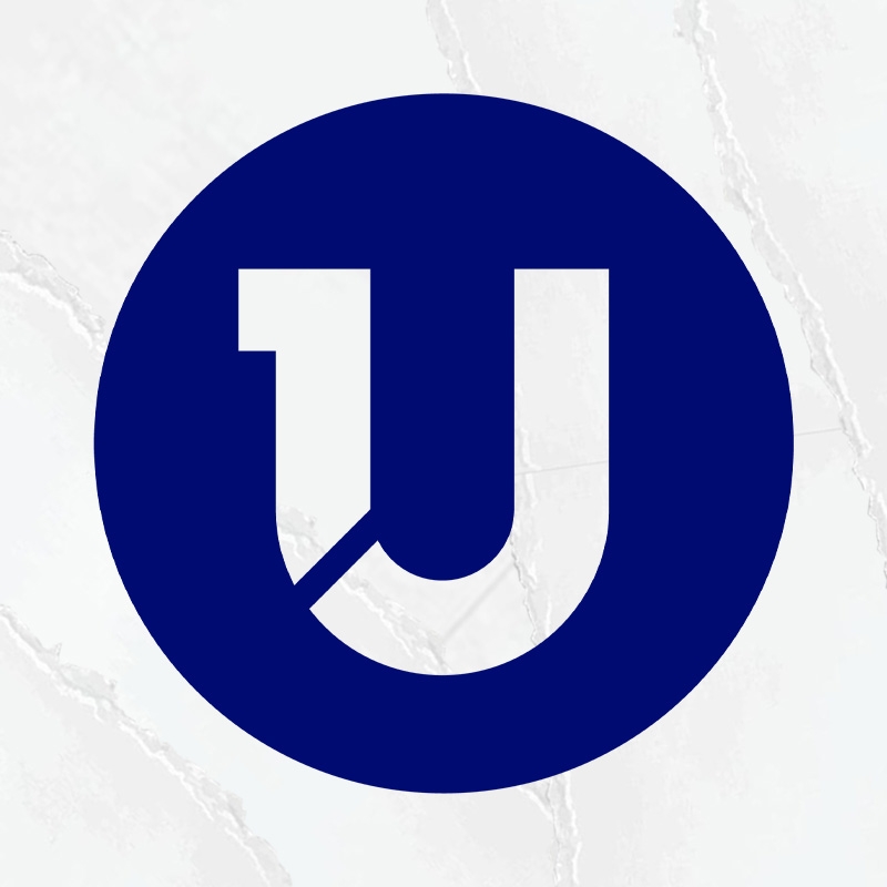Logotyp Fundacji Jeden Uniwersytet - granatowe logo z U na jasnym tle