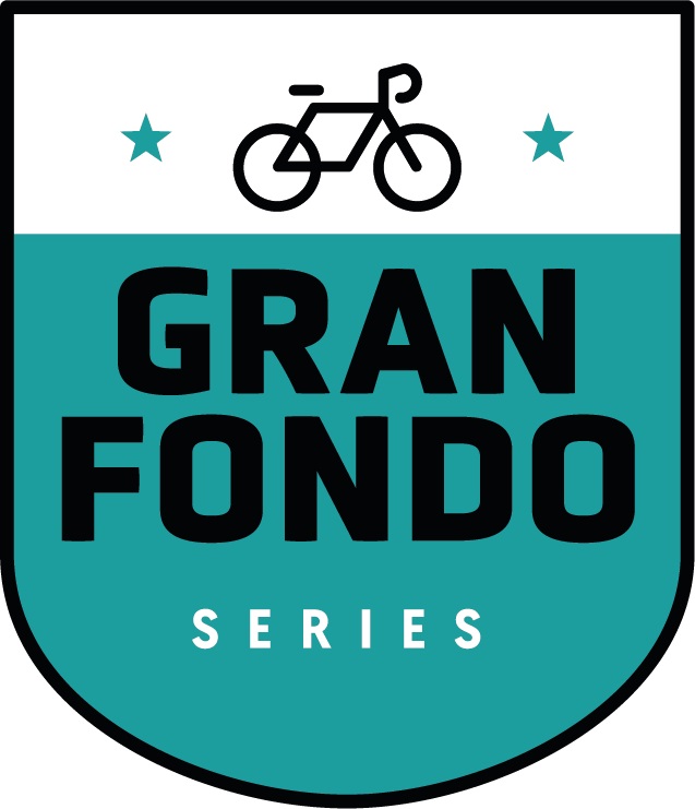 Logotyp Gran Fondo - na zielonym tle czarna nazwa zawodów, a powyżej na białym tle symbol roweru i zielone gwiazdki