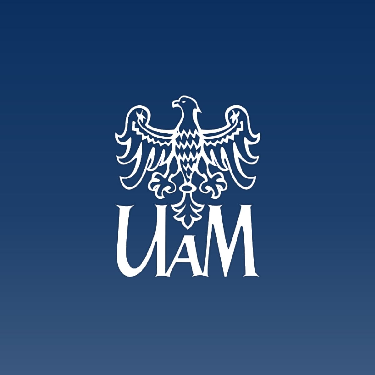 Logotyp KU AZS UAM Poznań - biały orzeł, a poniżej duży biały napis UAM. Wszystko na niebieskim tle