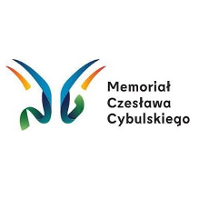 Logotyp Memoriału Czesława Cybulskiego - niebiesko-żółto-zielone logo oraz czarna nazwa imprezy