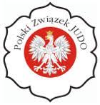 Logotyp Polskiego Związku Judo - w białej kokardzie wpisany jest orzeł biały w koronie na czerwonym tle. Wokół nich czarnym kolorem napisana jest nazwa związku