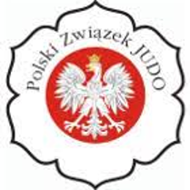 Logotyp Polskiego Związku Judo - w białej kokardzie wpisany jest orzeł biały w koronie na czerwonym tle. Wokół nich czarnym kolorem napisana jest nazwa związku