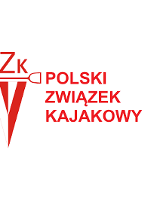Logotyp Polskiego Związku Kajakowego - po lewej biało-czerwony herb z wiosłem w takim kolorze i skrótem nazwy powyżej. Po prawej czerwona nazwa związku