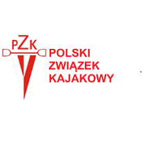 Logotyp Polskiego Związku Kajakowego - po lewej biało-czerwony herb z wiosłem w takim kolorze i skrótem nazwy powyżej. Po prawej czerwona nazwa związku