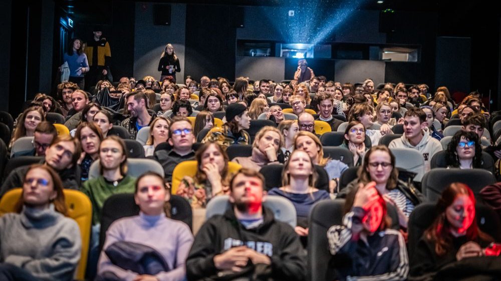 Ludzie siedzący w kinie.