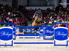 Maksymilian Wechta, uczestnik Perlage Cavaliada Tour, fot. Kamila Tworkowska - jeździec na koniu pokonuje kolejne przeszkody, a w tle widać oglądającą te zmagania publikę