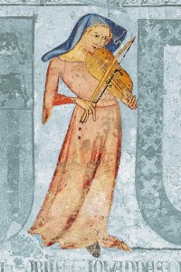 Kobieta w brzoskwiniowej sukni grającej na skrzpcach na niebieskim tle.