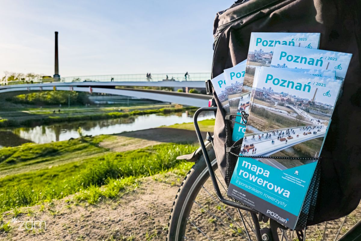 Mapa rowerowa na bagażniku. W tle Mosty Berdychowskie