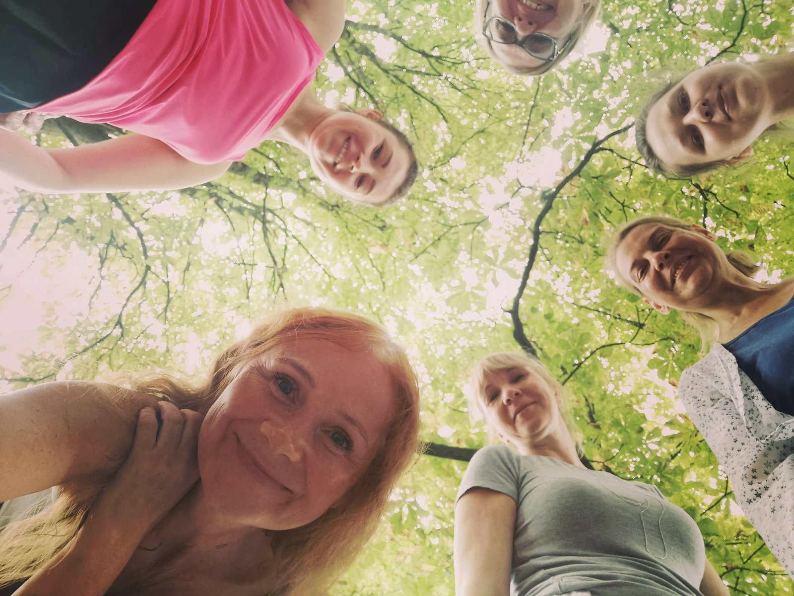 Na zdjęciu ludzi patrzą na ciebie.