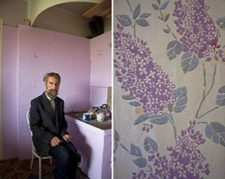 mężczyzna siedzi przy piecu kuchennym