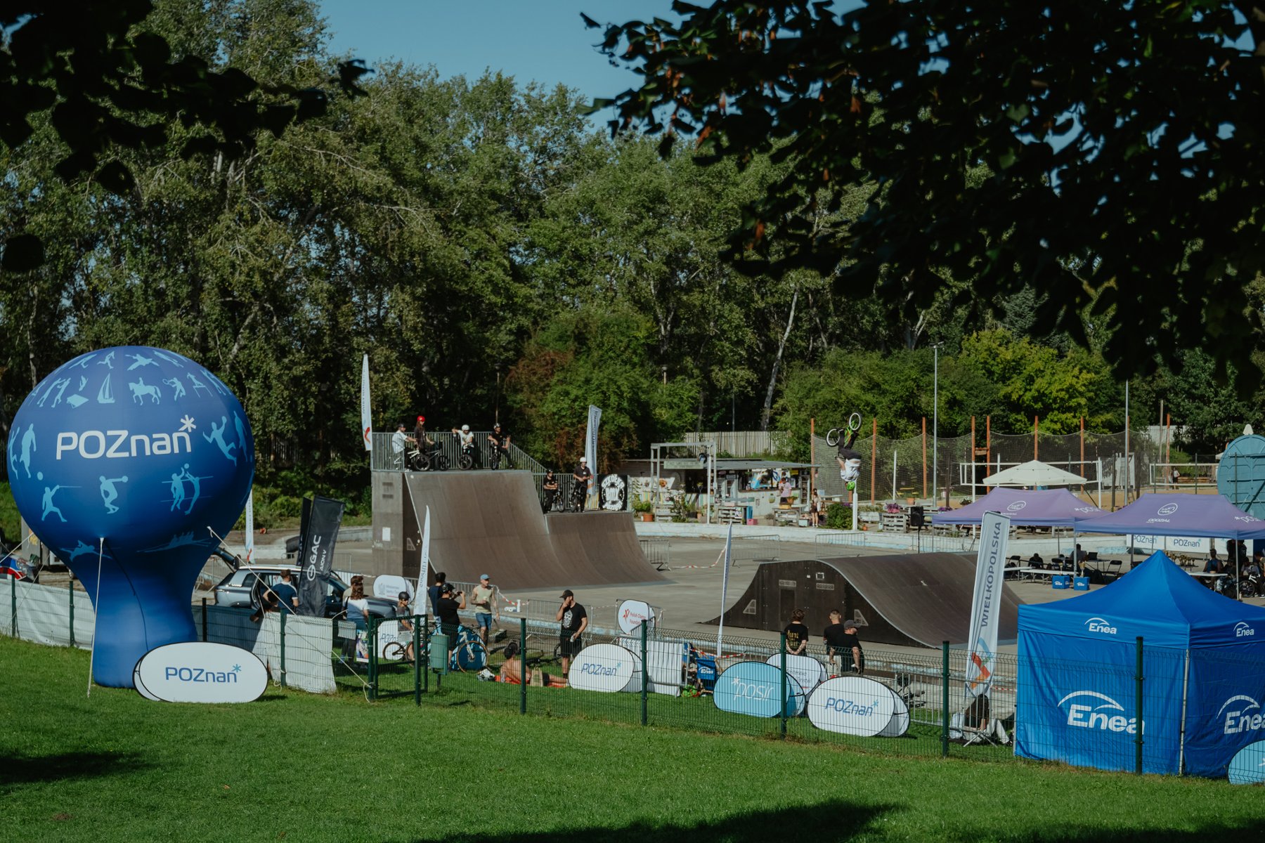 Mistrzostwa Polski BMX Freestyle Park, fot. Szymon Gruchalski - widok na skatepark, a w tle widać drzewa