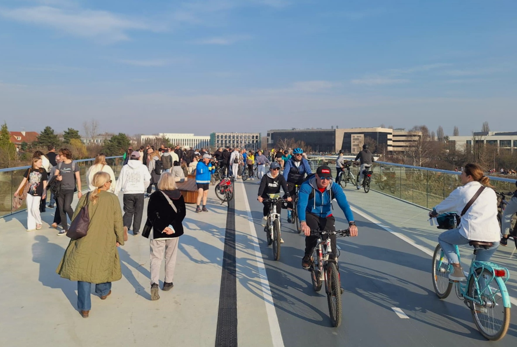 Młodzi rowerzyści na drodze rowerowej przy ul. Solnej