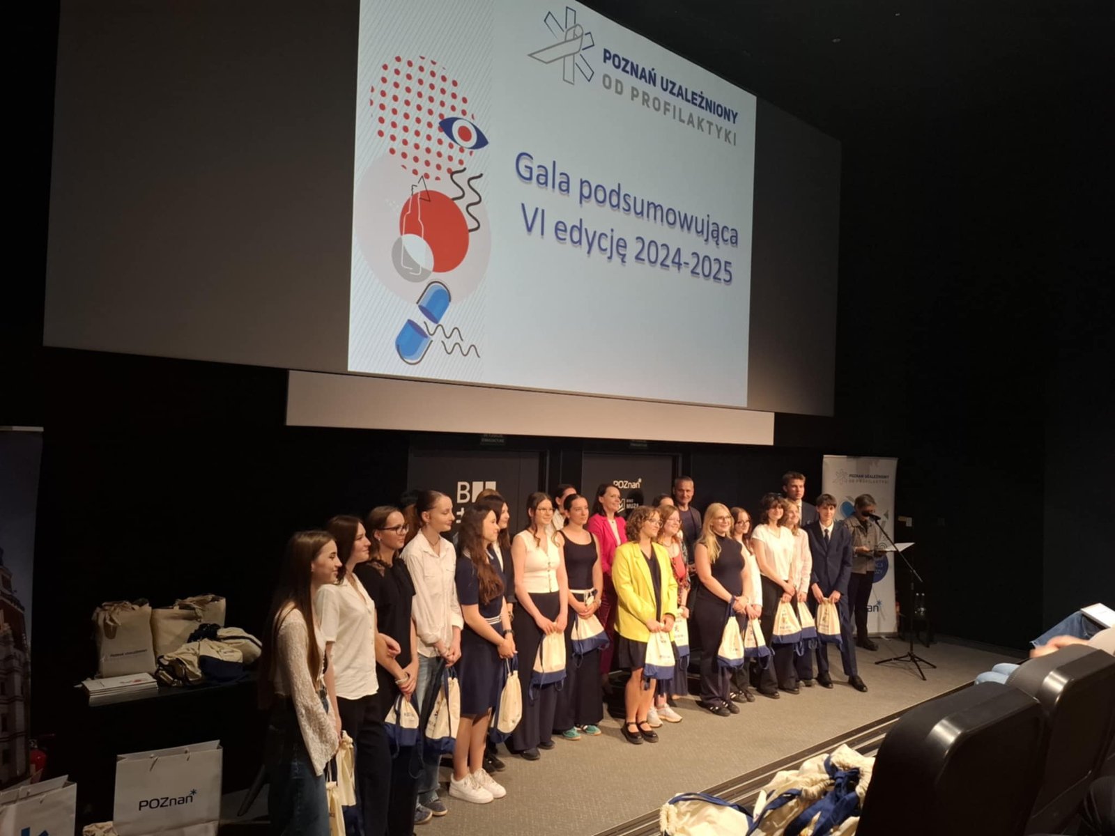 Młodzież odbiera nagrody w konkursie