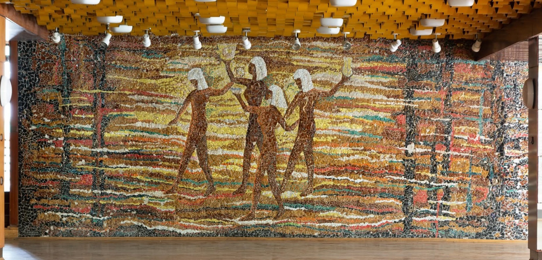 mozaika ścienna w pomieszczeniu, przedstawia motywy starożytnego Egiptu, więcej w treści artykułu