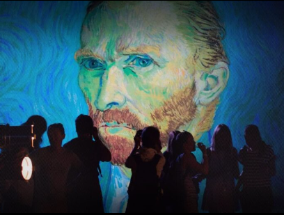 Grupa wycieczkowa robi zdjęcie portretu Van Gogha.