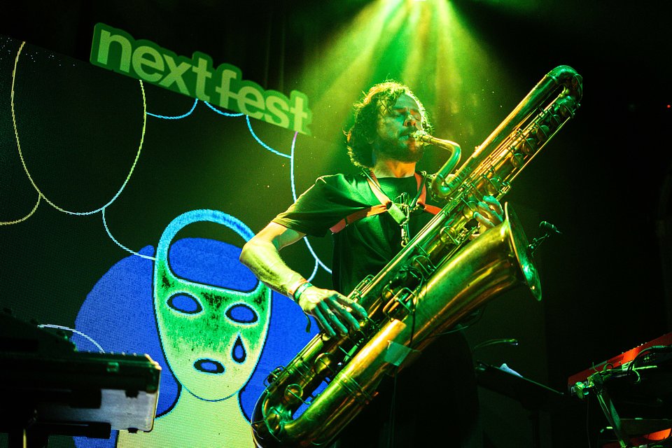 Muzyk grający na puzonie. W tle widać napis "Next Fest"