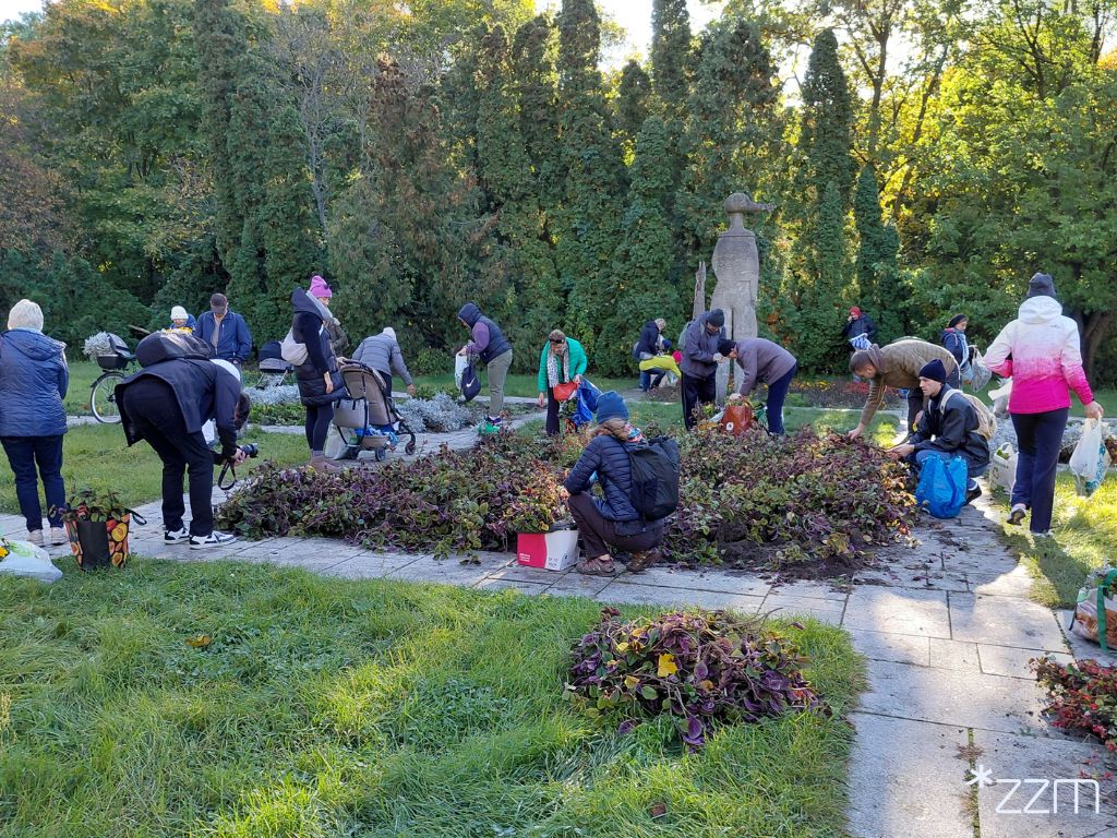 Na Cytadeli odbyła się akcja "Daj kwiatom drugie życie", podczas której wiele roślin z letnich kwietników znalazło nowe domy
